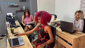 Repartidor toma su recompensa con estas hermosas chicas