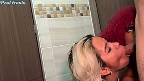 Repartidor toma su recompensa con estas hermosas chicas