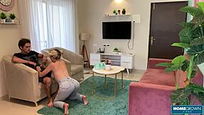 Blondýna dostává tvrdé šukání píči od tetovaného chlapa