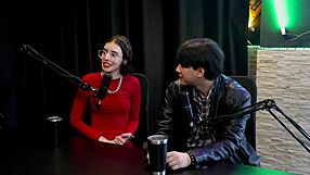 Young woman exhibits during pandemic and shares nude story