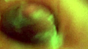 Jorde masturbira velik kurac v tušu z ročno masturbacijo