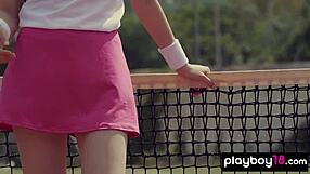 Půvabná ukrajinská tenistka Kate Chromia se svléká na kurtu venku