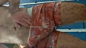 Ik rukte mijn grote pik in de gymbadkamer supergeil