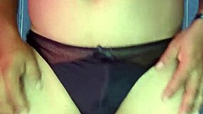 Modelando Tanguita De Sat�n Em Lingerie