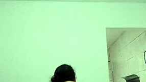 Ninfeta safada jogando a buceta dançando funk