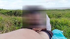 Rapidinha na praia em publico