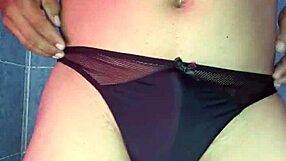 Modelando Tanguita De Sat�n Em Lingerie