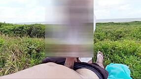 Rapidinha na praia em publico