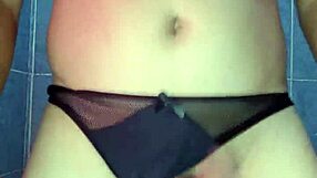 Modelando Tanguita De Sat�n Em Lingerie