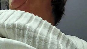 harige kut plassen in intimate moment