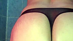 Modelando Tanguita De Sat�n Em Lingerie