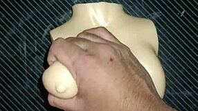 Me hago una paja rusa con las pequeñas tetas de dolly