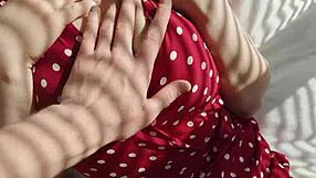 Hermana de padrastro de tetas grandes me pilla espiando y le encanta