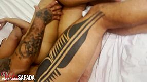 Ela já estava com a bucetinha toda assada vermelha e inchada nosso amigo insistiu falando besteiras no ouvidinho dela e ela não se aguentou e liberou pra ele empurrar e acabar com o cuzinho