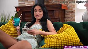 Fransk milf styvmamma Anissa Kate fångar sin stygga styvson