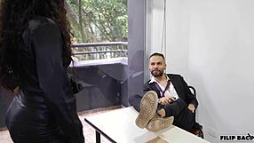 Delincuente Estudiantil Se Folla A Su Profesora En Medio Del Salon Cuando Todos Se Van