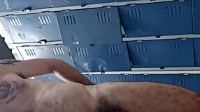 Jeg runker min store pik i gym-baderummet føler mig så sexet