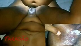 preta safada gemendo gostoso e gozando pelo rabo