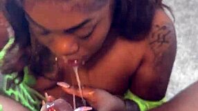 Stripperiță chemată la futere doggystyle și muie adâncă