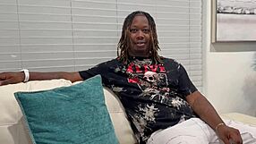 Dostavljalec v lepljivi situaciji z vnivo stranko, ki jo privlači