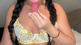 Briška izmenjalna študentka se drka do orgazma