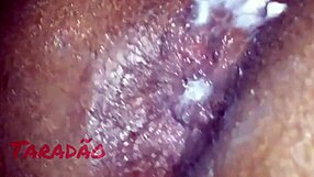 preta safada gemendo gostoso e gozando pelo rabo