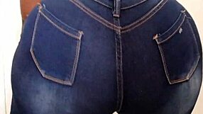 Wow, check out this milf's big bumbum!