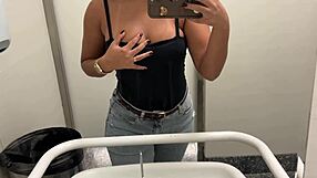 se masturbando em banheiro publico em siririca arriscada e n�o aguentou