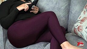 Rubia calentona con pantalones de yoga bien apretados deja que le rompan el culo y la hacen gemir como puta