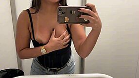 se masturbando em banheiro publico em siririca arriscada e n�o aguentou