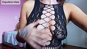 Hot brunet guider dig gennem solo runke med snavset snak og fødder