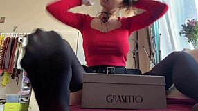 试穿新高跟鞋诱惑扭臀秀骚穴