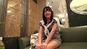 Mao 21 let, obrovské F-cup prsa, měkká kunda, roztáhla ji na kamery a dosáhla vícenásobného orgasmu.