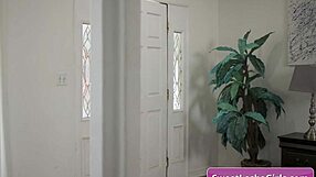 Senzualne horny plavuše lezbijke ljube i dodiruju nežno - Adira Alur Nikol Arija