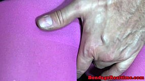 Podrejena prstana, zvezana in ponižana