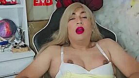 Rødtopp hottie Dezi Rae fingerknuller fitta og suger stor saftig kuk