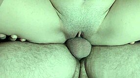 Lepo korejsko dekle jezdijo na kurcu iz bližine in sisa kurac mokro pičko