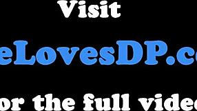 Veliko oprsje lepotička dobi vrtano v rit med sesanjem... ojej, dvojna penetracija zabava