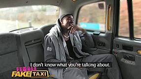 Lažna taksistka vzame velik črn kurac v zadnjem sedežu, jebe njeno oteklo pičko.