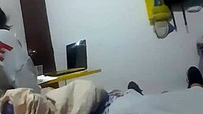 Domači seks: grem na obisk k teti in se to zgodi v sobi bratrančkov