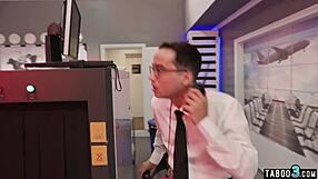 Rocky Emerson scopata dalla guardia di sicurezza