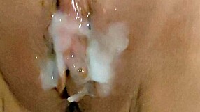 Blizu mokre pičke i puno sperme posle jebanja, gurnuo sam kurac i sperm u njenu pičku