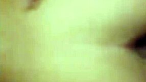 pensé que era mi marido quien me estaba follando cuando llegó a casa del bar pero trajo a su mejor amigo y se metió en mi cama