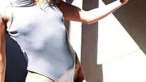 Bonneyuwu shows her 5 31 body while displaying cards in cosplay.