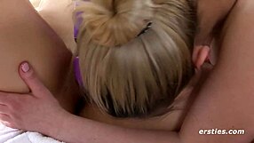 Ersties h�bsche m�dchen massieren sich gegenseitig mit happy end