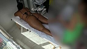 usei um biquíni todo socado na bucetinha para fazer uma massagem deliciosa