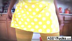 Surrealistinen keittiö pukeutuminen Abigailin kanssa ja hänen jättimäinen kurkkunsa