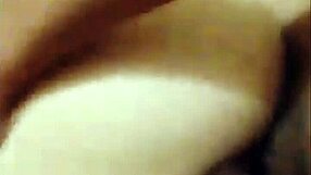 pensé que era mi marido quien me estaba follando cuando llegó a casa del bar pero trajo a su mejor amigo y se metió en mi cama