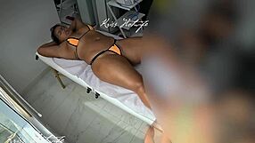 usei um biquíni todo socado na bucetinha para fazer uma massagem deliciosa