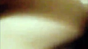 pensé que era mi marido quien me estaba follando cuando llegó a casa del bar pero trajo a su mejor amigo y se metió en mi cama